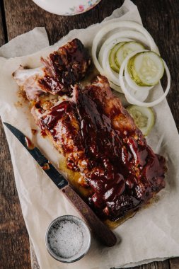 Tütsülenmiş bebek kaburgaları.