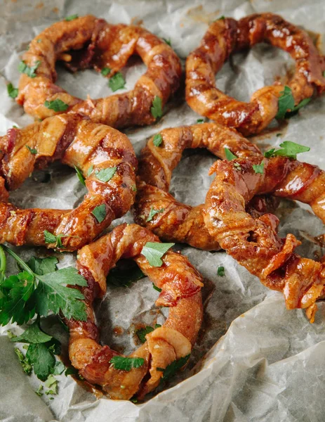 Speck Umwickelte Zwiebelringe Auf Pergamentpapier — Stockfoto