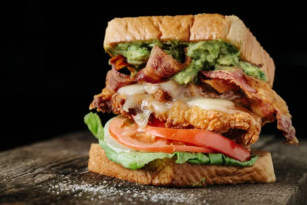Sandwich Pollo Aguacate Blt Sobre Fondo Negro —  Fotos de Stock