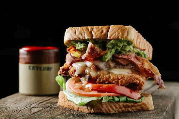 Koyu arkaplanda güney tarzı Blt sandviç