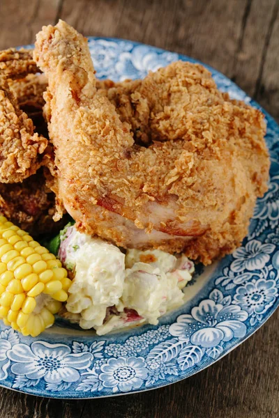 Pollo Crujiente Frito Con Maíz Mazorca Ensalada Papas — Foto de Stock