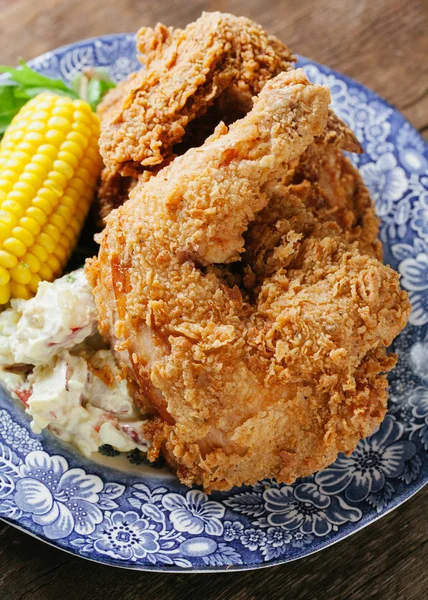 Buttermilch Gebratenes Hühnchen Mit Mais Und Kartoffelsalat Auf Blauem Teller — Stockfoto