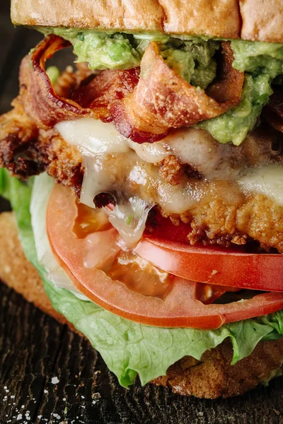 Close-up de sanduíche BLT com frango e abacate — Fotografia de Stock