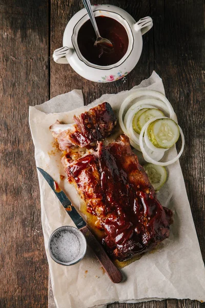 Barbacoa Ahumada Costillas Traseras Bebé Sobre Fondo Rústico — Foto de Stock