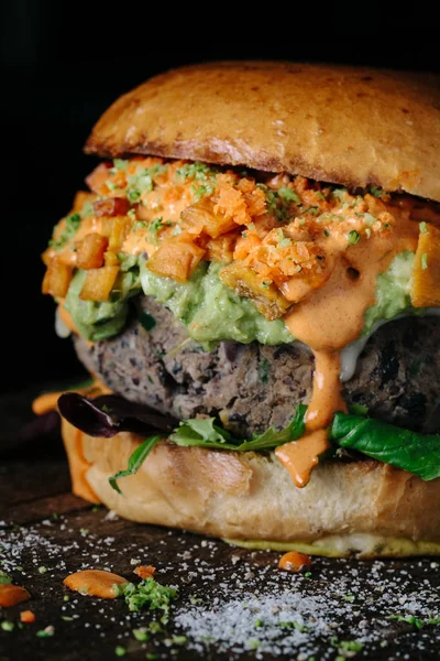 Hambúrguer Vegetariano Picante Fundo Escuro — Fotografia de Stock