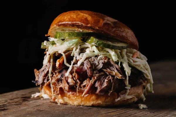 BBQ Puxou Sanduíche de Porco com salada de queijo bleu e picles de endro — Fotografia de Stock