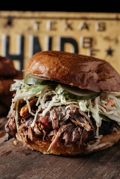 Sándwich de cerdo tirado de barbacoa estilo Texas — Foto de Stock