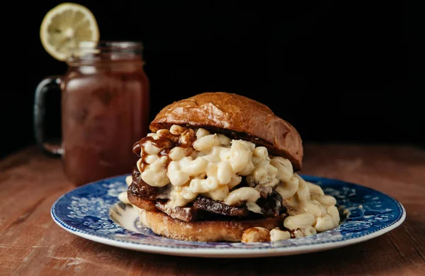 Chopped Brisket Mac and Cheese sandwich with bbq sauce on rustic — Stock Photo, Image