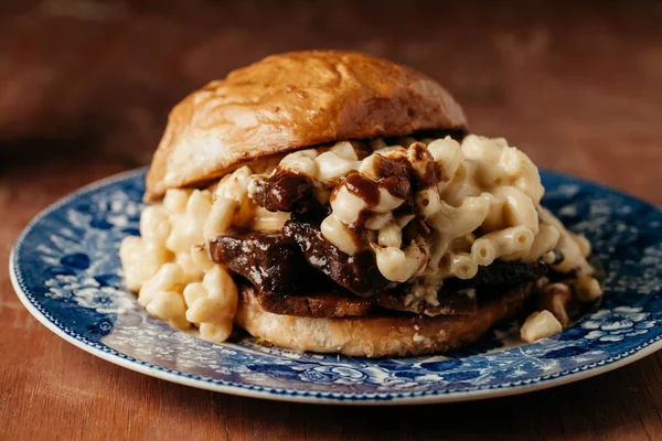 Brisket Mac and Cheese sandwich on horizontal rustic background — Stock Photo, Image