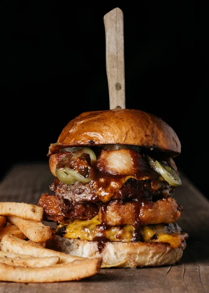 Hamburguesa gigante en una superficie de madera —  Fotos de Stock