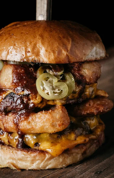 Un primer plano de una hamburguesa gigantesca — Foto de Stock