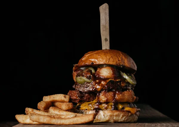 Etrafında negatif boşluk olan sulu bir hamburger. — Stok fotoğraf