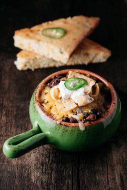 Acı biberli, peynirli ve ekşi kremalı Teksas Frito Pie