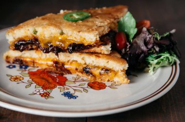 Güney usulü ızgara peynirli sandviç güzel bir şarapta servis edilir.