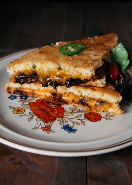 Güney usulü ızgara peynirli sandviç.