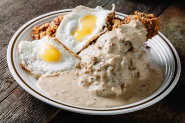 Mısır ezmeli yumurta ve kızarmış tavuk.