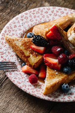 Fransız tostu, şurup ve taze böğürtlen ile servis edilir. 