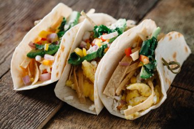 Yumurtalı takolar, avokado ve taze kesilmiş sebzeler.