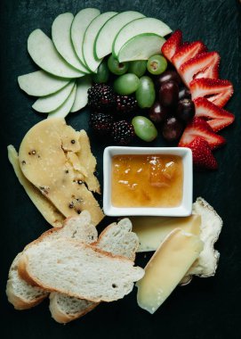Peynir, ekmek ve meyve tabağı, dikey