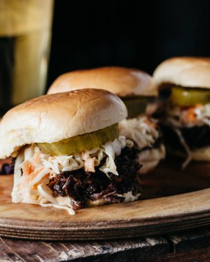 Tahta bir tabakta domuz eti kırıntıları var.