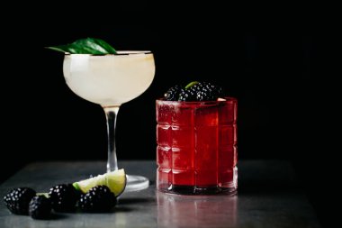 İki alkollü kokteyl ve siyah negatif alan.