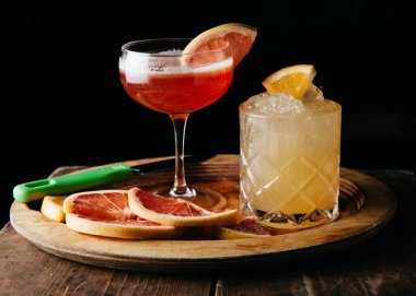 Arka planda iki yaz kokteyli.