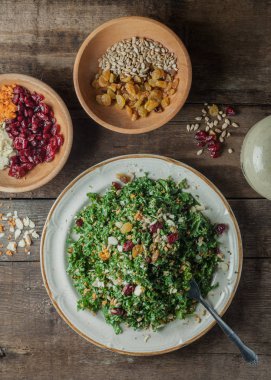 Kırsal yüzeyde bir gurme salatası, dikey, üst görünüm