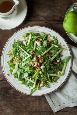 Kırsal yüzeyde bir gurme salatası, dikey, üst görünüm