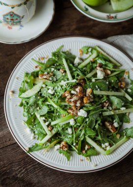 Kırsal yüzeyde bir gurme salatası, dikey, üst görünüm