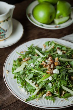 Kırsal yüzeyde bir gurme salatası, dikey, üst görünüm