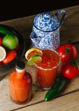 Büyük bardakta Michelada kokteyli.