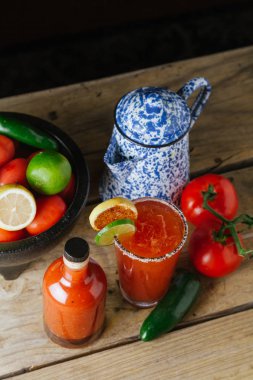 Büyük bardakta Michelada kokteyli.