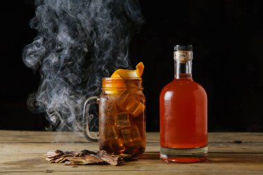 Kahverengi viski kokteyli 