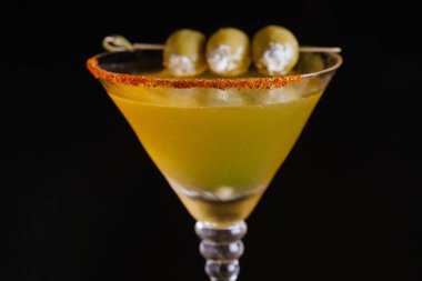 Doldurulmuş zeytinlerle süslenmiş Dirty Martini kokteyli