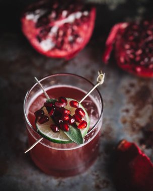 Nar tohumlarıyla süslenmiş alkollü kokteyl.