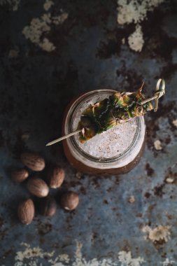 Dengesiz arka planda alkollü kokteyl