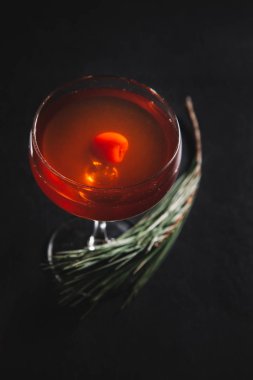 Karanlık arka planda Manhattan kokteyli