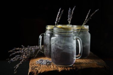 Lavantalı limonata kavanozları. 