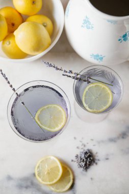 Beyaz mermer yüzeyde lavantalı limonata kokteyli. 