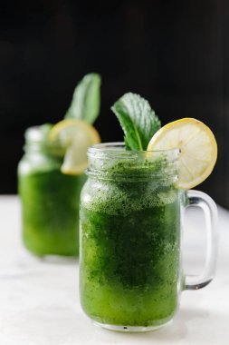 Duvarcı kavanozunda naneli limonata