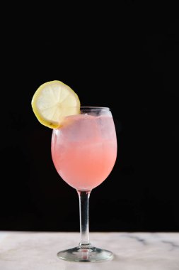 Bir dilim limonla süslenmiş taze bir meyve kokteyli. 