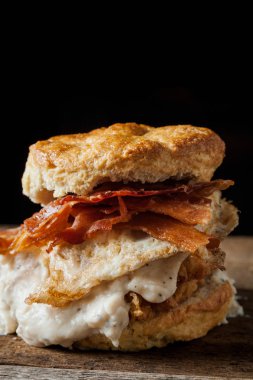 Tereyağlı bisküvi ve kızarmış yumurtalı tavuk göğsü sandviçi.