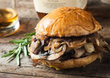Mantarlı hamburger, kızarmış soğan ve peynir. 