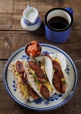Sosisli taco, yumurta ve kişniş ile kahvaltılık taco.