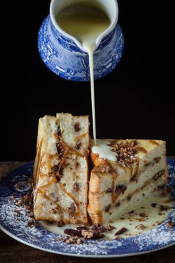 Muz, kavrulmuş ceviz ve cara ile doldurulmuş Jumbo Fransız tostu.