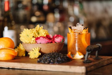 Renkli bir alkollü rom kokteyli. İçinde orangutan gibi şeyler var.