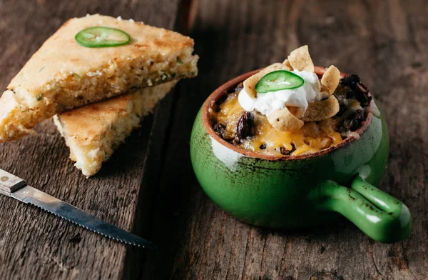 Texas Frito Pie with beef chili, cheese, and sour cream served w — Stock Photo, Image