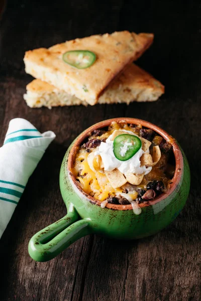 Texas Frito Pie with beef chili, cheese, and sour cream served w — Stock Photo, Image