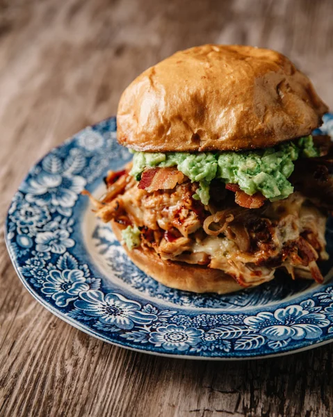 Sandwich de pollo ahumado con barbacoa sobre fondo de madera —  Fotos de Stock