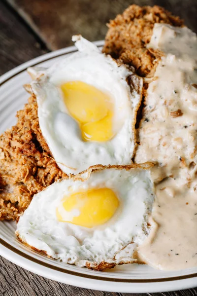 Ovos com grãos e frango frito no país — Fotografia de Stock